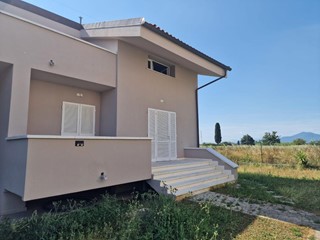 Villetta a schiera in Vendita a Crespina Lorenzana, zona Cenaia, 365'000€, 160 m²
