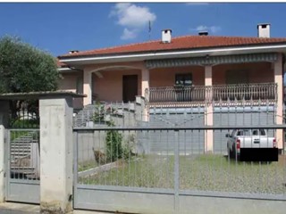 Villa bifamiliare in Vendita a Castellamonte, 138'600€, 706 m²