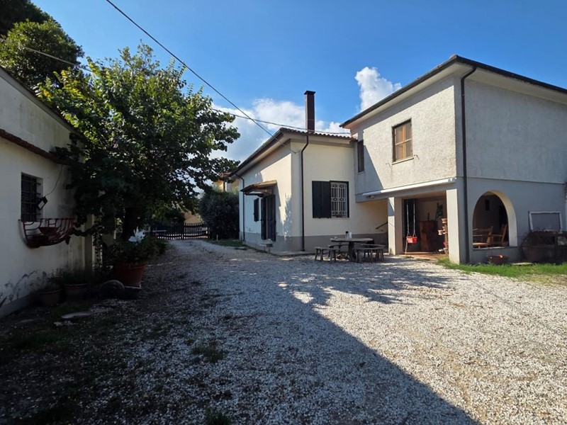 Casa Indipendente in Vendita a Collesalvetti, zona Guasticce, 495'000&euro;, 160 m², con Box