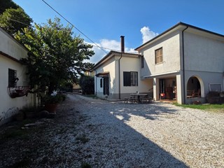 Casa Indipendente in Vendita a Collesalvetti, zona Guasticce, 495'000&euro;, 160 m², con Box