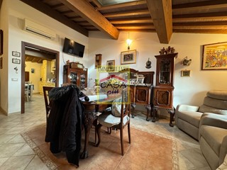 Quadrilocale in Vendita a Cascina, zona San Lorenzo a Pagnatico, 150'000€, 90 m², arredato