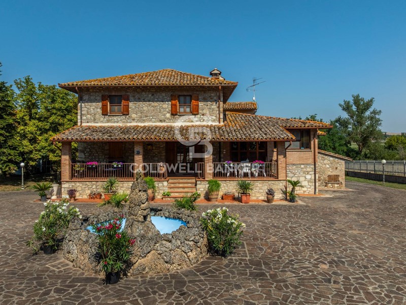 Rustico in Vendita a Todi, 890'000€, 770 m²