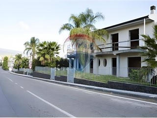 Villetta a schiera in Vendita a Santa Venerina, 198'000€, 230 m²