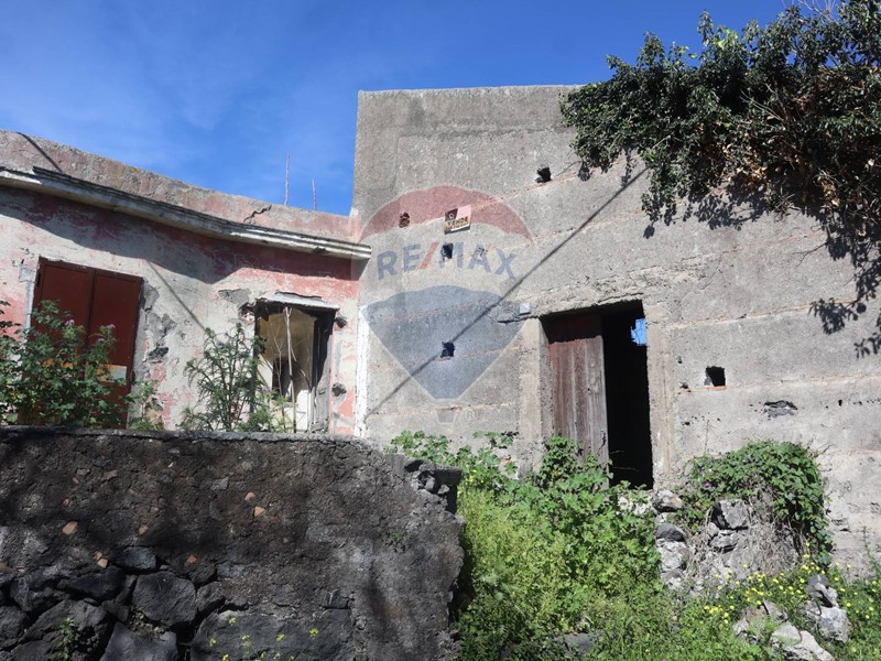 Rustico in Vendita a Santa Venerina, 60'000€, 210 m²