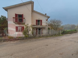 Casa Indipendente in Vendita a Rocca d'Evandro, 108'000€, 217 m²
