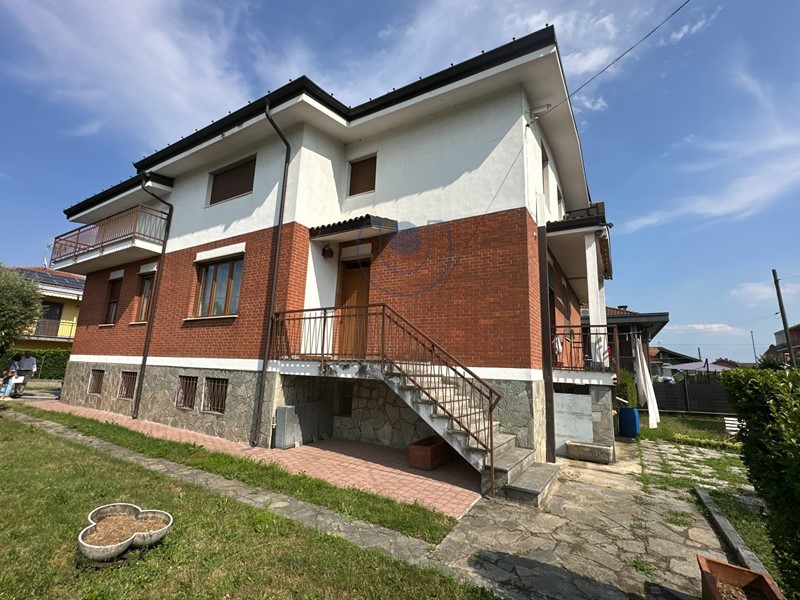 Casa Semi Indipendente in Vendita a Caselle Torinese, 390'000€, 330 m²