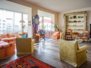 Appartamento in Vendita a Catania, 370'000&euro;, 325 m²