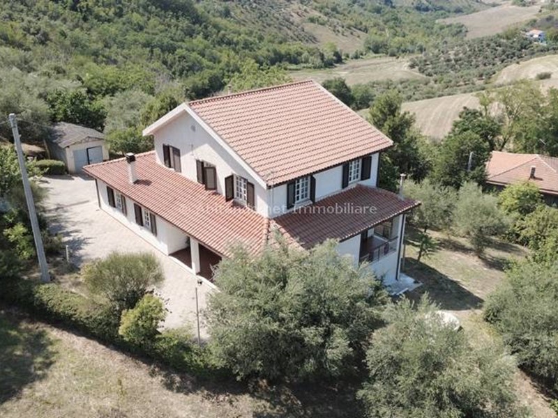 Villa in Vendita a Collecorvino, 195'000€, 250 m²