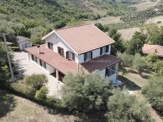 Villa in Vendita a Collecorvino, 195'000€, 250 m²