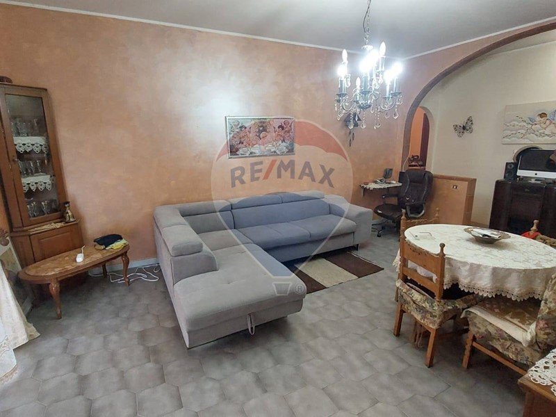 Quadrilocale in Vendita a Gaggi, 110'000€, 157 m²