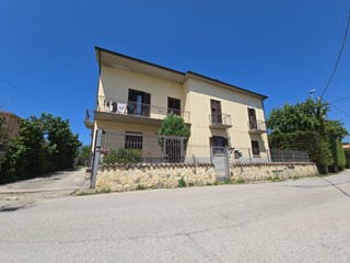 Villa in Vendita a L'Aquila, 295'000&euro;, 250 m²