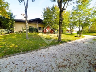 Villa in Vendita a Latisana, 470'000€, 300 m²