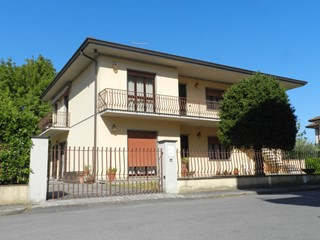 Villa in Vendita a Lucca, 680'000&euro;, 365 m²