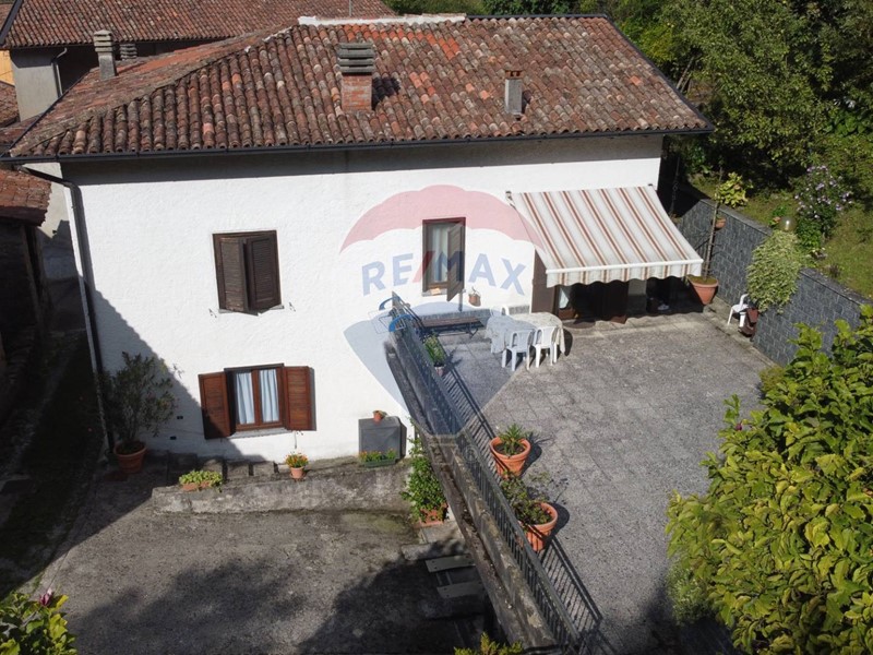 Casa Indipendente in Vendita a Endine Gaiano, 170'000€, 230 m²