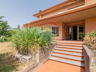 Villa in Vendita a Mascalucia, 320'000€, 390 m²