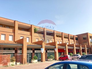 Trilocale in Vendita a Sannazzaro de' Burgondi, 80'000€, 111 m²