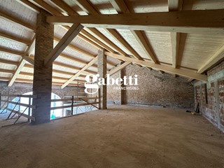 Casale in Vendita a Candiana, 1029 m²