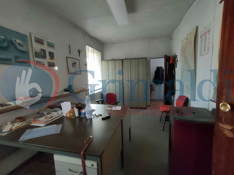 Magazzino in Vendita a Grugliasco, 130'000€, 480 m²