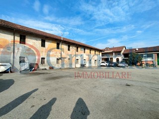 Magazzino in Vendita a Grugliasco, 130'000€, 480 m²