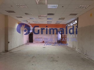 Negozio in Affitto a Bagheria, 680€, 160 m²