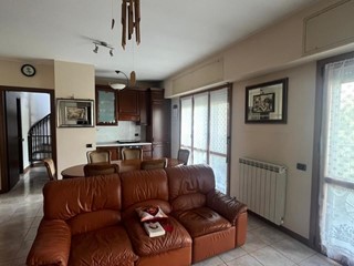 Trilocale in Vendita a Mozzate, 155'000€, 95 m², con Box