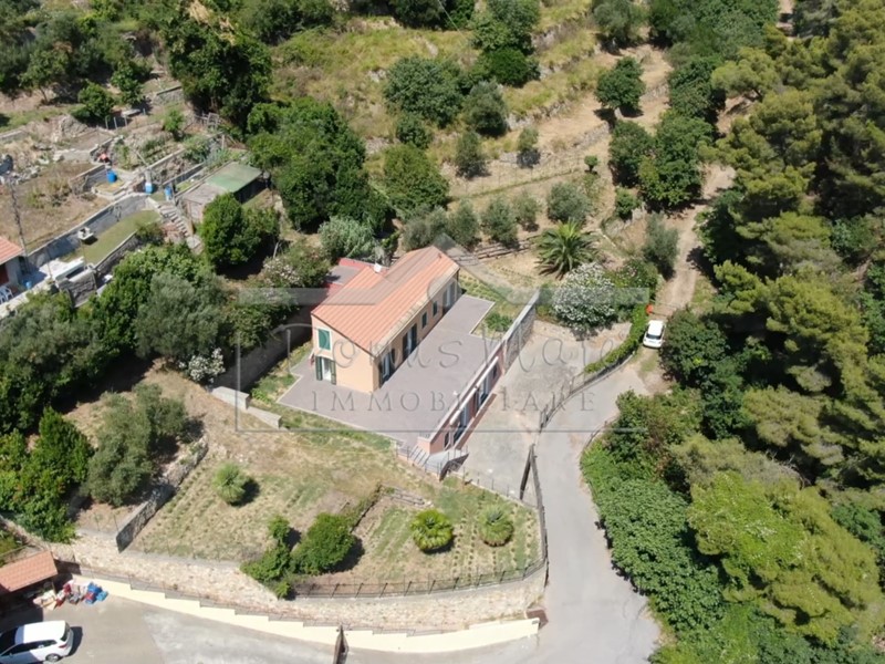 Casa Indipendente in Vendita a Spotorno, 720'000€, 250 m²