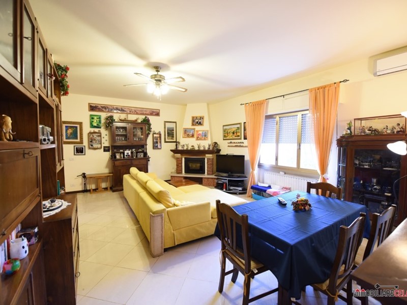 Villa in Vendita a Casole d'Elsa, 300'000€, 280 m²