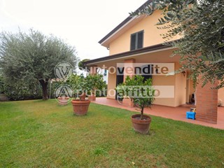 Villa in Vendita a Lucca, zona San Pietro a Vico, 495'000&euro;, 240 m²