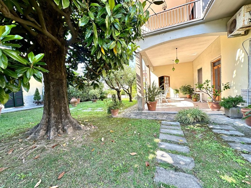 Villetta a schiera in Vendita a Lucca, zona San Vito, 350'000&euro;, 220 m²