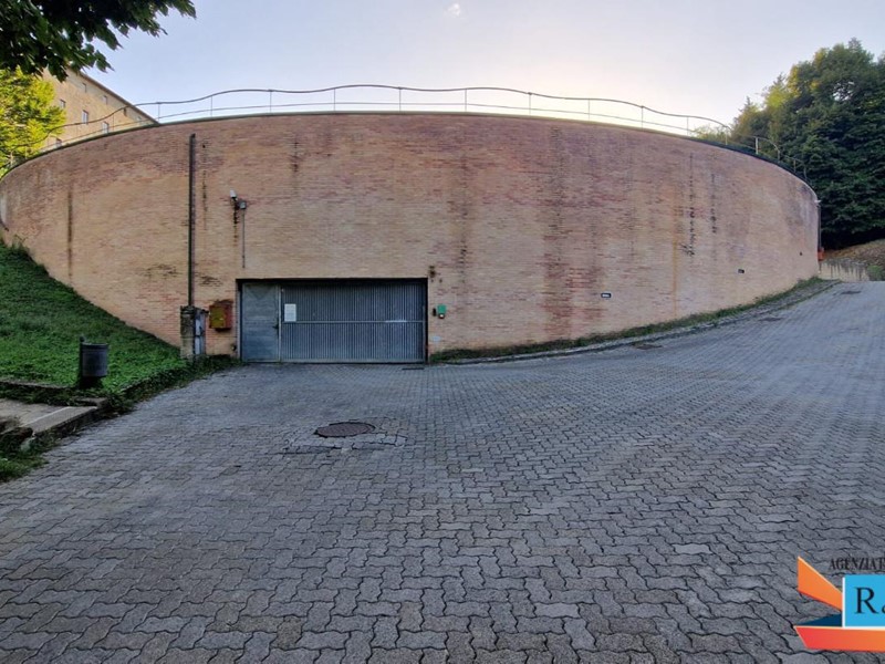 Box in Vendita a Colle di Val D'Elsa, 15'000&euro;, 14 m², con Box