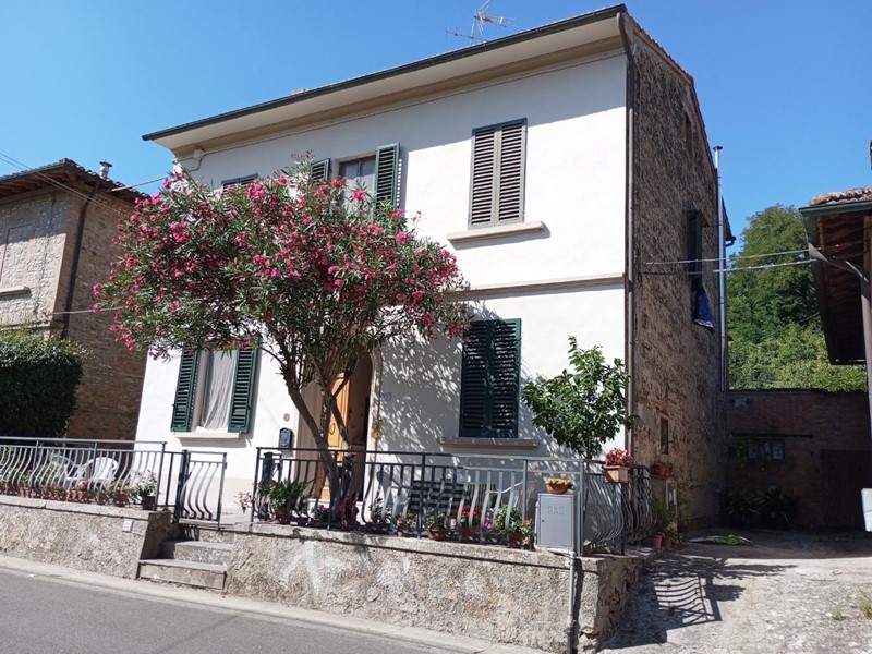 Casa Indipendente in Vendita a Montaione, zona Alberi, 280'000€, 211 m², arredato