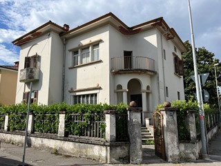Villa in Vendita a Gorizia, 390'000€, 505 m²