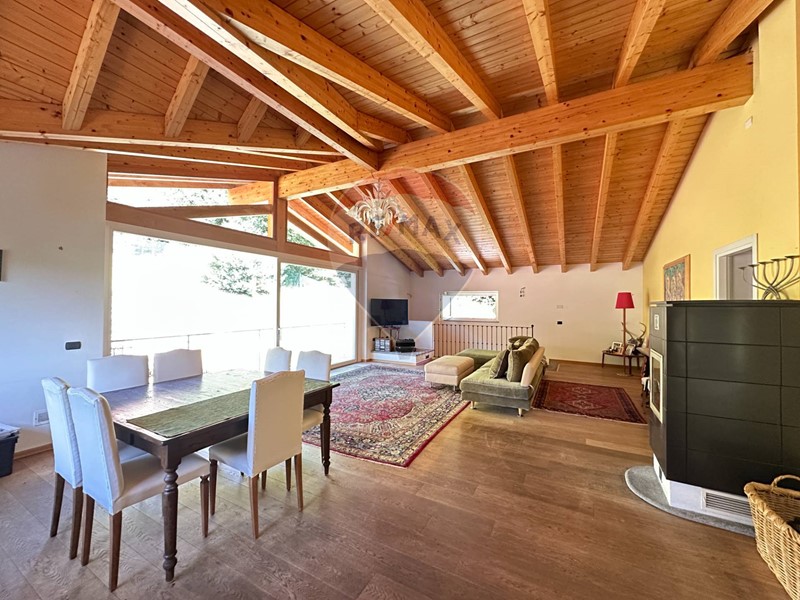 Attico in Vendita a Cuasso al Monte, 320'000€, 209 m²