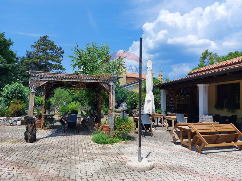 Immobile commerciale in Vendita a Duino Aurisina, 480'000€, 509 m², con Box