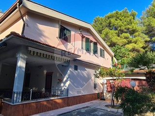 Villa in Vendita a Vieste, 240'000€, 156 m²