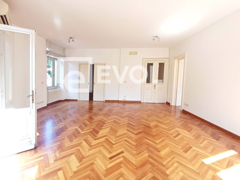 Ufficio in Affitto a Udine, 2'200€, 210 m²
