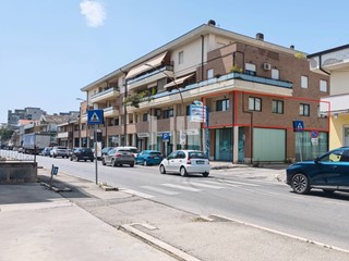 Ufficio in Affitto a Giulianova, 800€, 118 m²