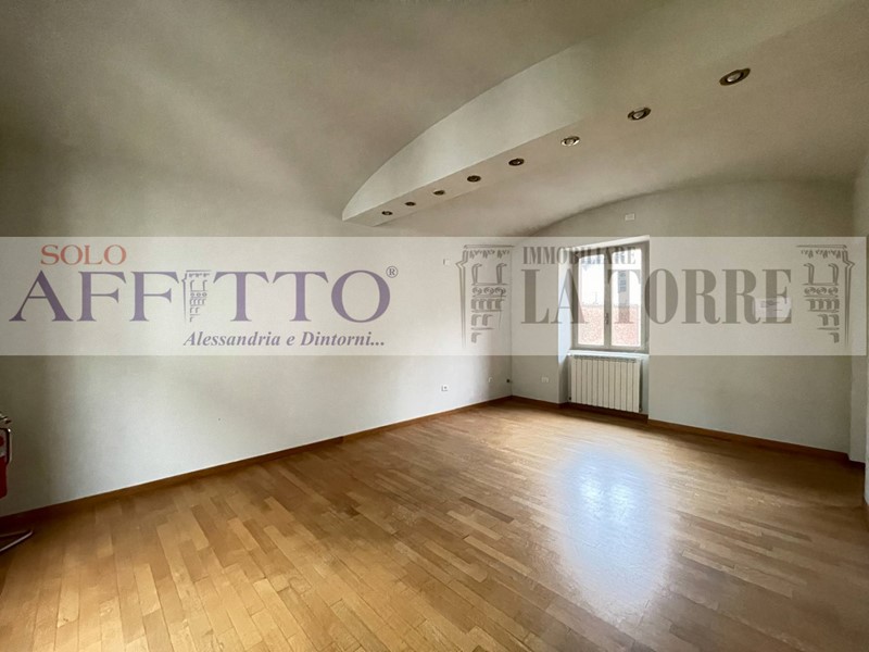 Ufficio in Affitto a Alessandria, 800€, 120 m²