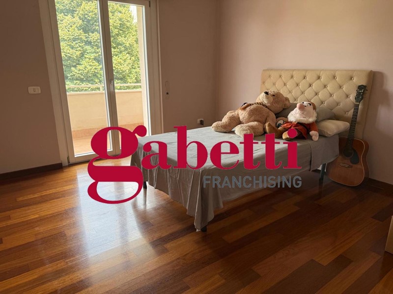 Villetta a schiera in Vendita a Caserta, 340'000€, 187 m²