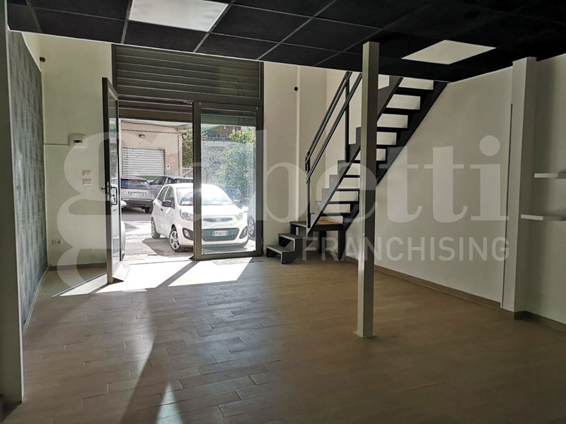 Negozio in Affitto a Siracusa, 400€, 78 m²