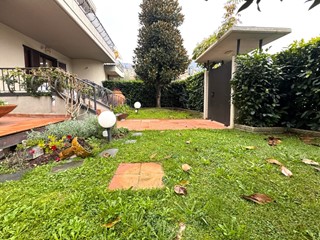 Casa Indipendente in Vendita a Prato, 890'000€, 300 m², con Box