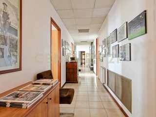 Ufficio in Vendita a Roma, zona Tor Sapienza, 340'000€, 426 m², con Box