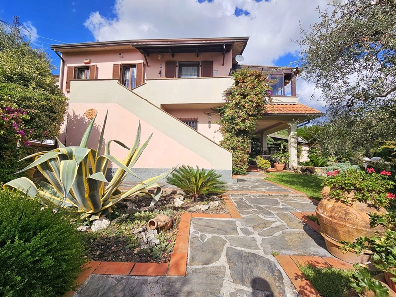 Casa Semi Indipendente in Vendita a Fosdinovo, zona Caniparola, 580'000&euro;, 294 m², arredato, con Box