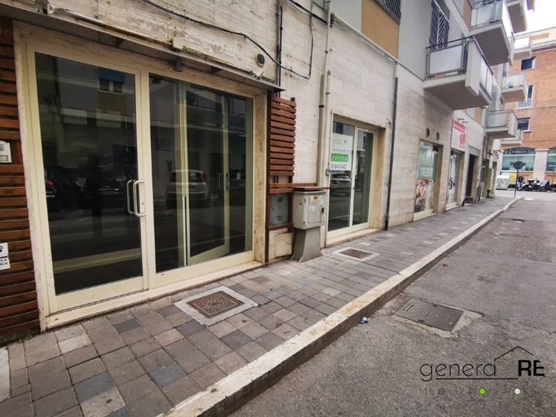 Negozio in Affitto a Pescara, 1'500€, 78 m²