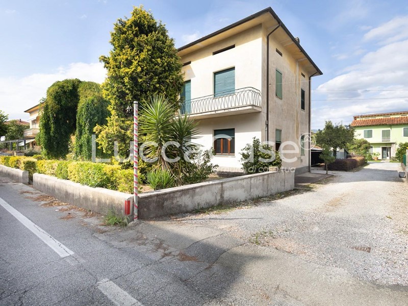 Casa Indipendente in Vendita a Lucca, zona San Pietro a Vico, 245'000&euro;, 225 m², con Box