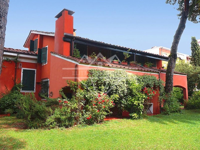 Villa in Affitto a Carrara, zona Avenza, 4'000€, 450 m², arredato, con Box