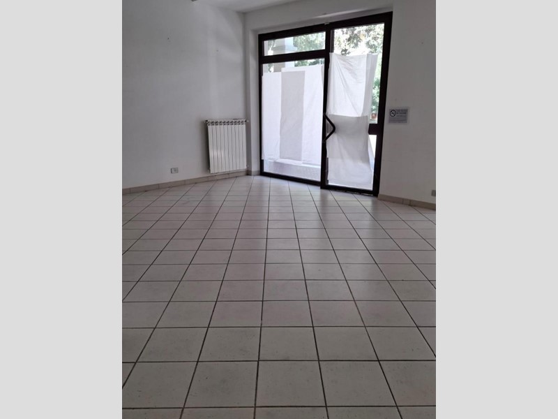 Negozio in Vendita a Carrara, zona Marina di Carrara, 90'000€, 50 m²