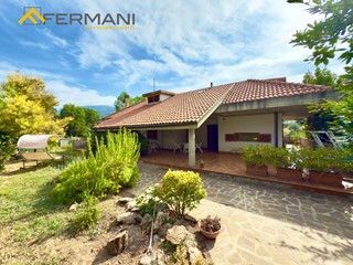 Villa in Vendita a Ascoli Piceno, 550'000€, 620 m²