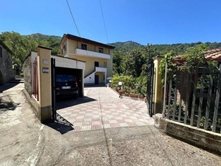 Villa in Vendita a Tortorici, 180'000€, 290 m²