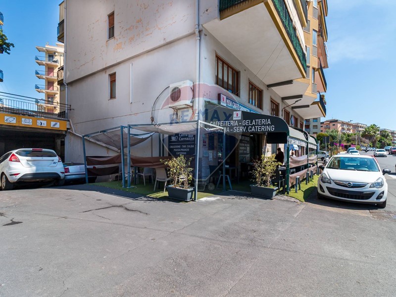 Immobile commerciale in Vendita a Tremestieri Etneo, 105'000€, 900 m²